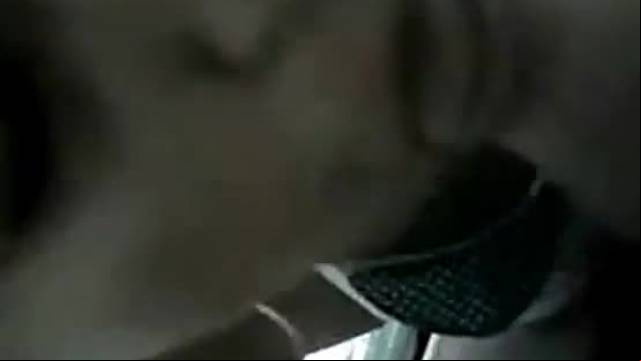Gemendo igual puta com fantasia de garçonete
