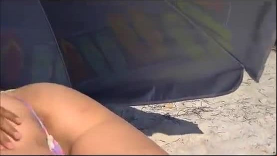 Se deja meter mano por extraño mientras el marido la graba